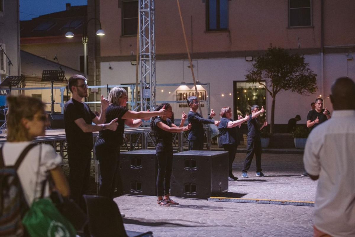 Catanzaro, Piazza Dogana si emoziona con "La città siamo noi": successo per il progetto Mare Narrante - Foto Uff. Stampa Fondazione Città Solidale ETS 