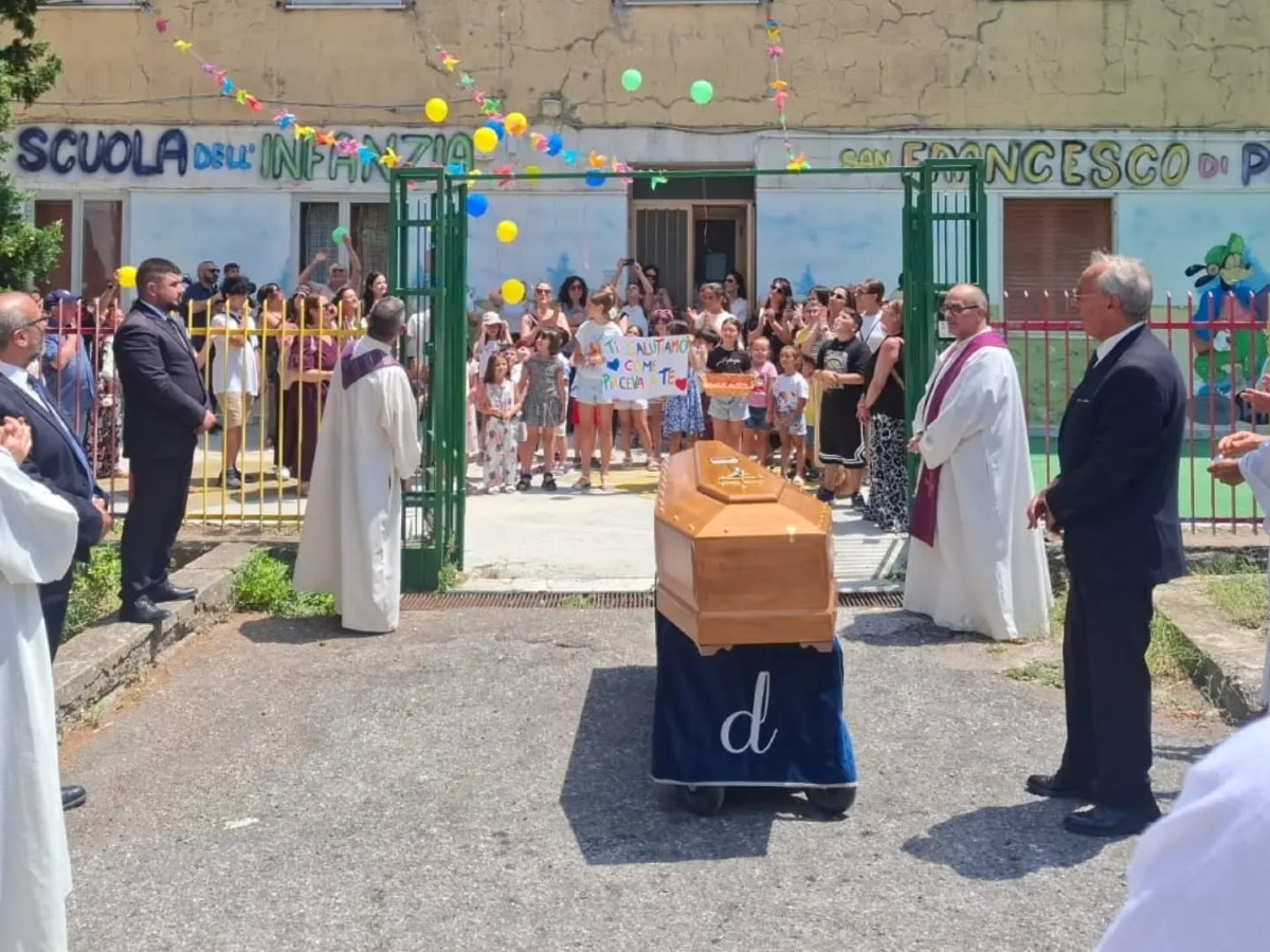 L'ultimo saluto a Padre Franco Lenti: la comunità di Santa Croce di Catanzaro lo abbraccia con commozione - Foto Uff. Stampa Parrocchia Santa Croce Catanzaro