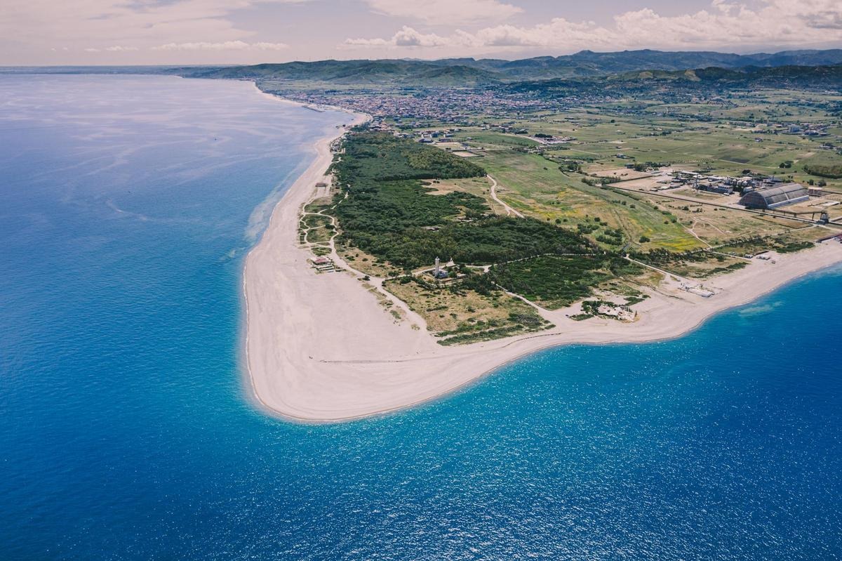 Firmato il protocollo “Spiagge Sicure 2026”: fondi a Cirò Marina contro abusivismo e contraffazione - Foto Uff. Stampa Prefettura di Crotone 