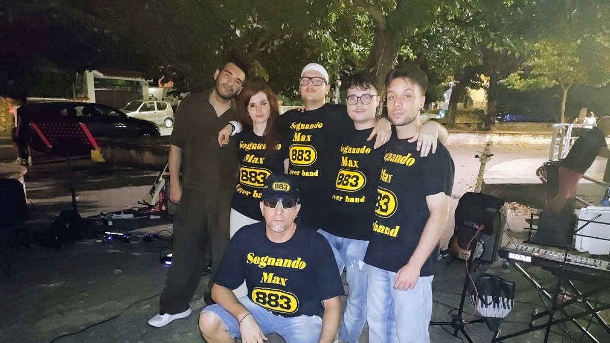 Amaroni canta con i grandi successi degli 883: entusiasmo per i "Sognando Max" al Chiosco di Rino - 
