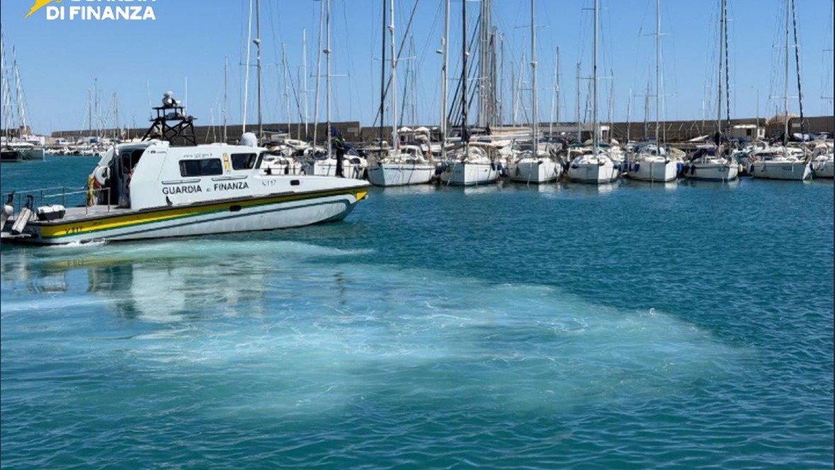 Crotone, raffica di controlli della Guardia di Finanza in mare: 15 sanzioni nel mese di luglio - Foto Uff. Stampa Guardia di finanza