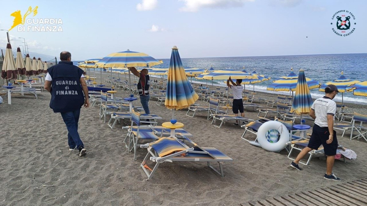 Sequestrato uno stabilimento balneare a Paola: sigilli a lido, bar e discoteca su area demaniale - Foto Uff. Stampa Guardia di finanza 
