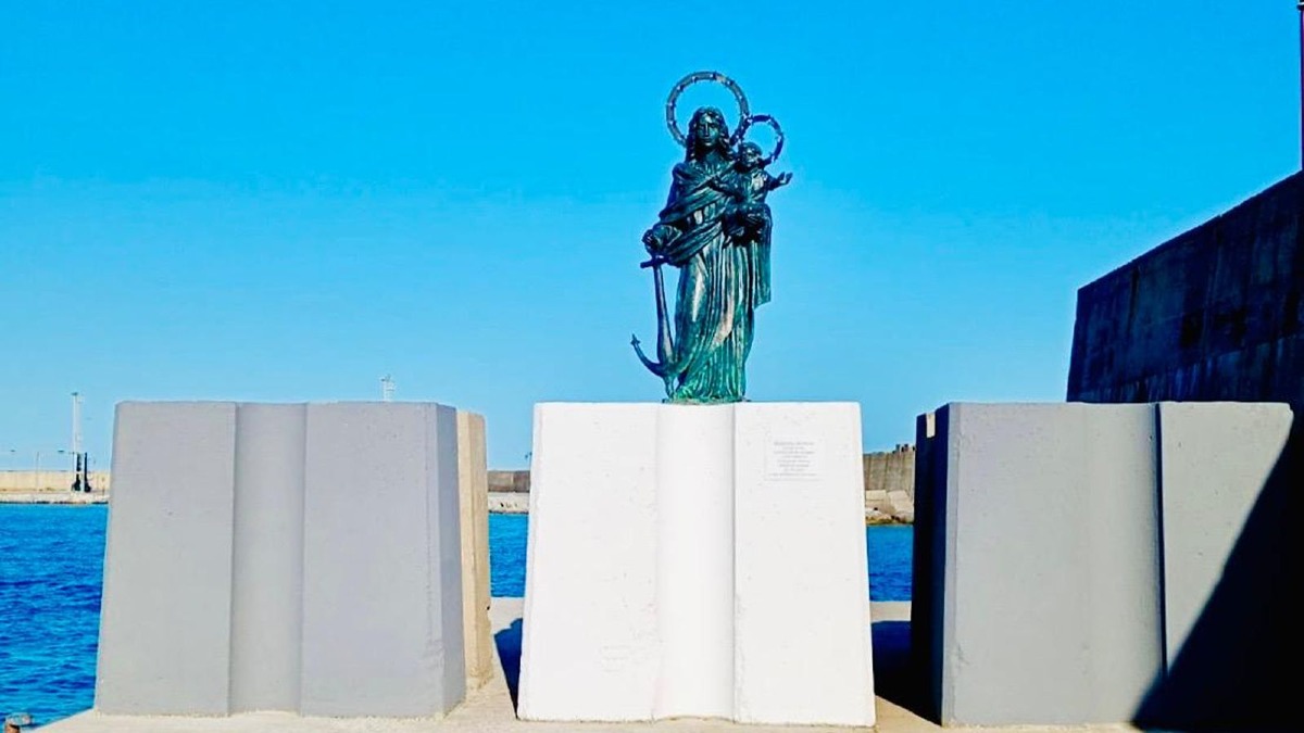 Catanzaro, la Madonna di Porto Salvo approda al porto: installata la statua in bronzo di Luigi Verrino