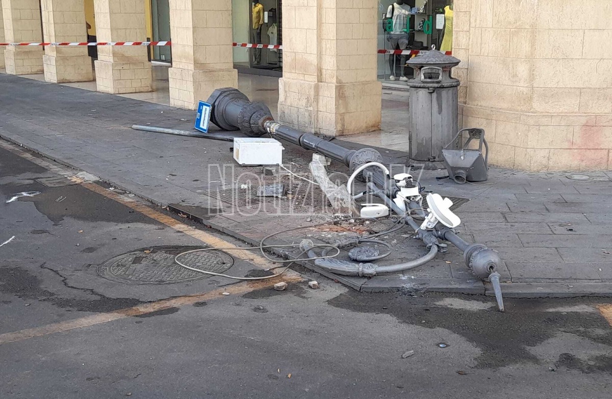 Crotone, schianto in piazza Pitagora: divelto un palo della luce - Foto: Redazione 