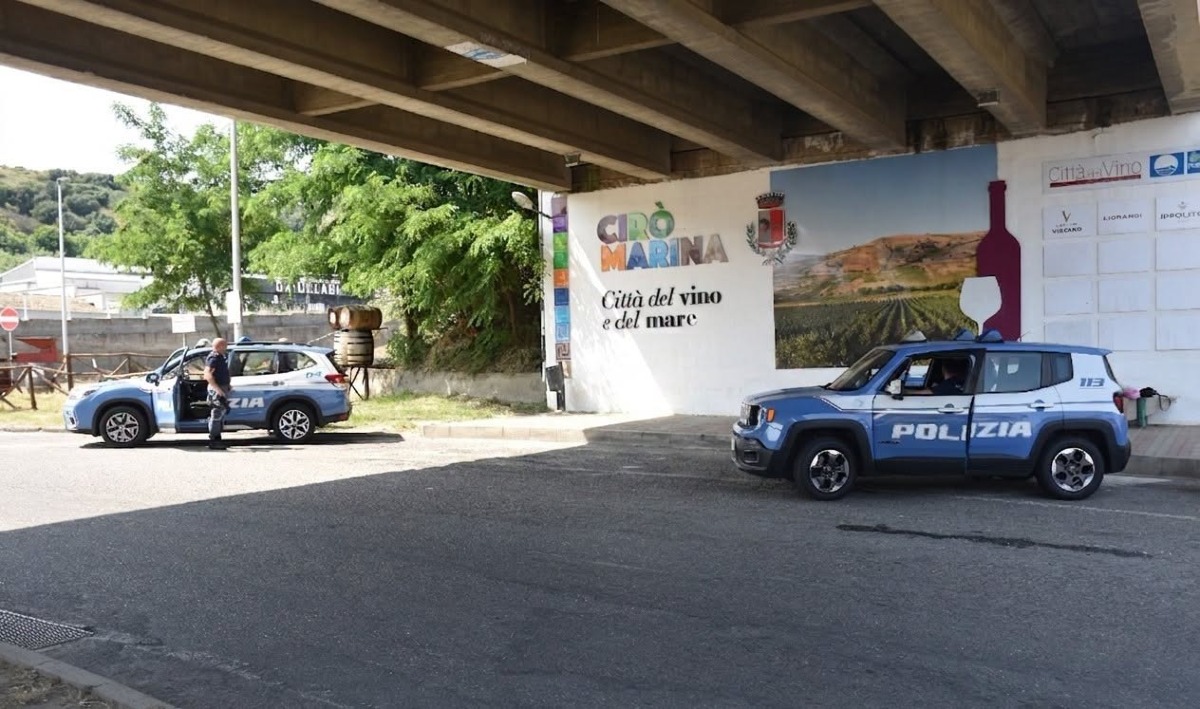 Controlli straordinari della Polizia tra Cirò Marina e Crotone: 669 persone identificate - Foto Uff. Stampa Questura di Crotone 