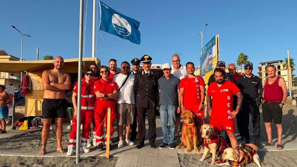 Falerna, spettacolare esercitazione di salvataggio in mare sulla spiaggia Bandiera Blu - Foto Uff. Stampa Comune di Falerna 