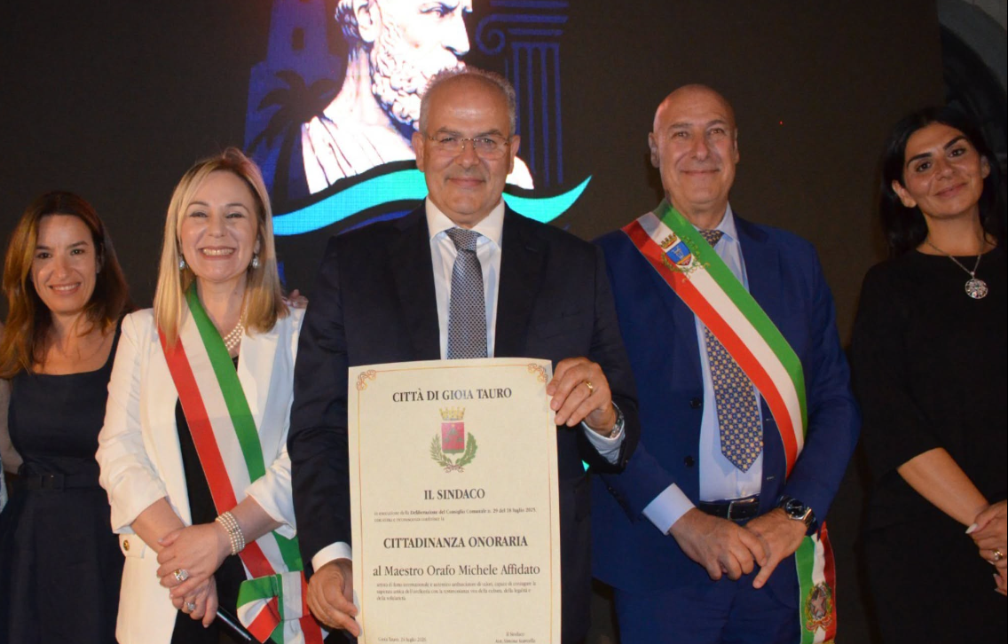 (Foto) Gioia Tauro conferisce la Cittadinanza Onoraria al Maestro orafo Michele Affidato - Foto: Uff. Stampa Michele Affidato