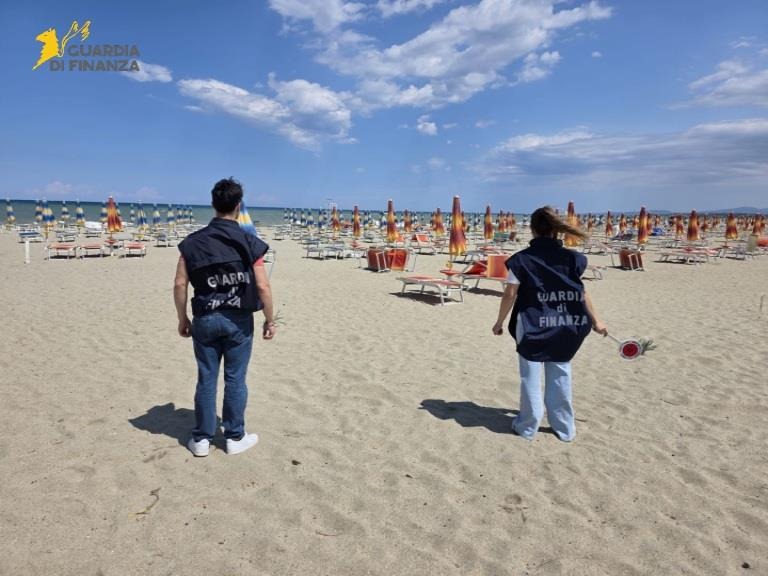 Lavoro nero in uno stabilimento balneare dell'alto Ionio: scoperti sette dipendenti irregolari - Foto Uff. Stampa Guardia di finanza 