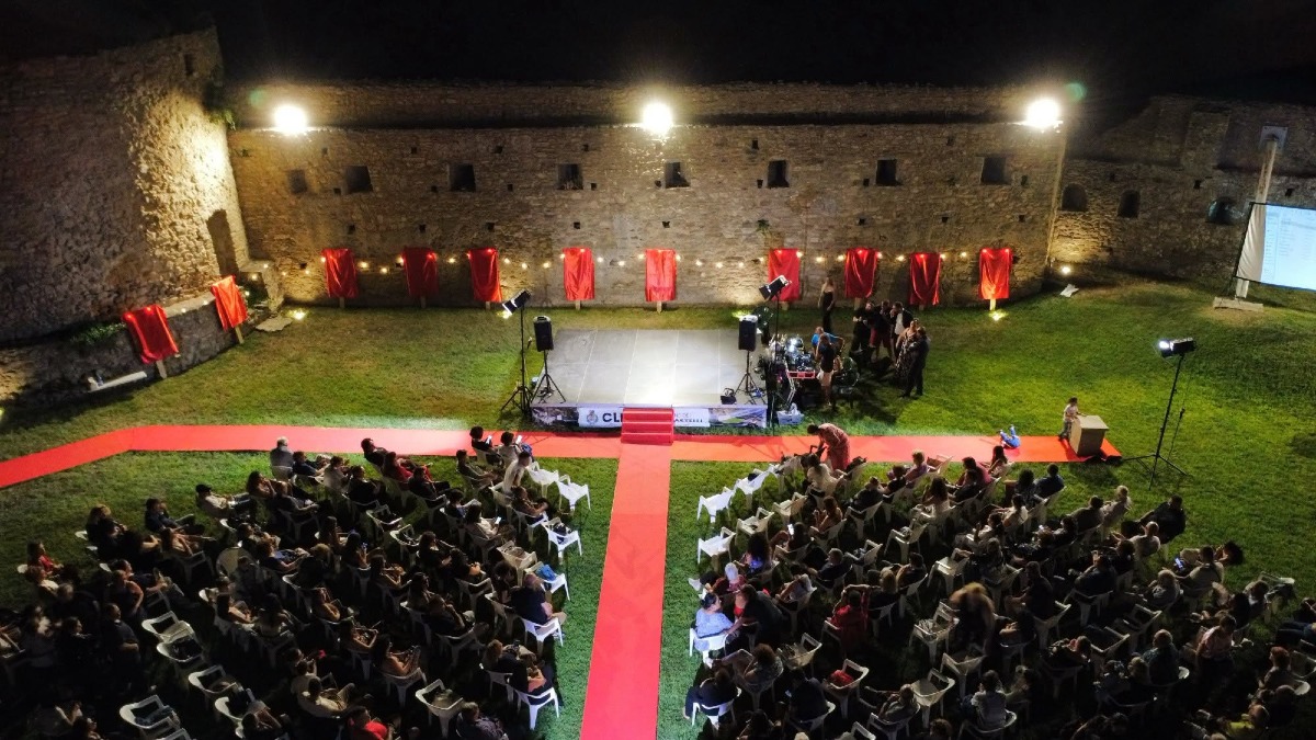 Notte Glamour, il Castello Angioino di Savuto si illumina con 44 giovani protagonisti - Foto Uff. Stampa Comune di Cleto 