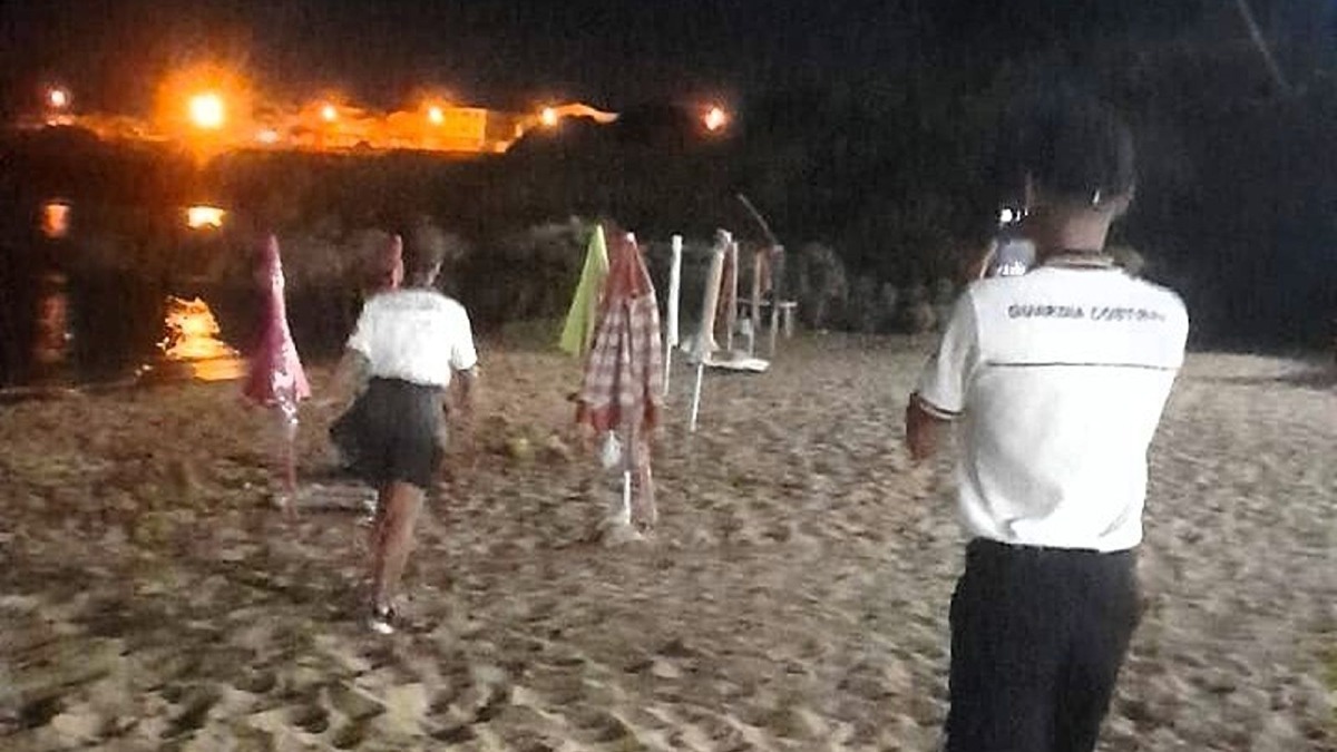 Isola Capo Rizzuto, blitz notturno sulle spiagge: sequestrate 85 postazioni abusive - Foto Uff. Stampa Capitaneria di Porto