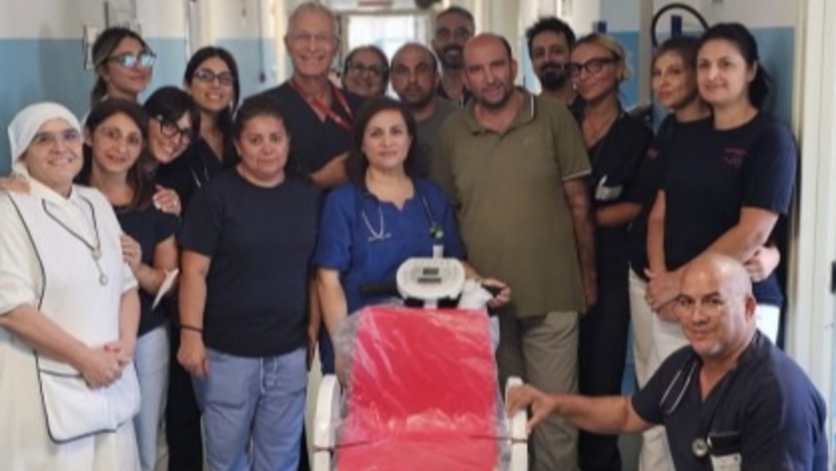 Crotone, donazione in memoria di Elisa Fontana: nuova carrozzina per il reparto di Medicina Interna - Foto: Fernando Militerno