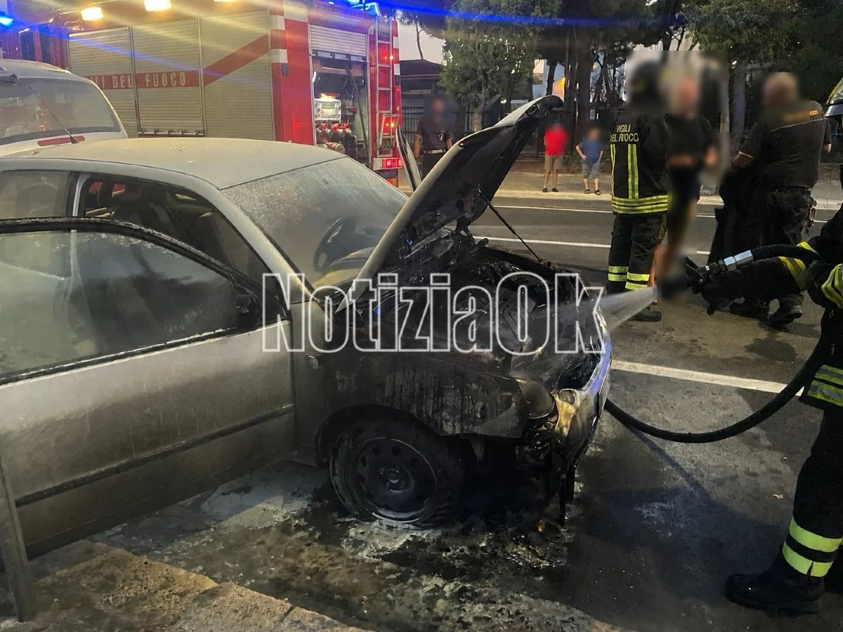 Crotone, paura in via 25 Aprile: un’auto prende fuoco, strada chiusa durante i soccorsi - Foto: Redazione 