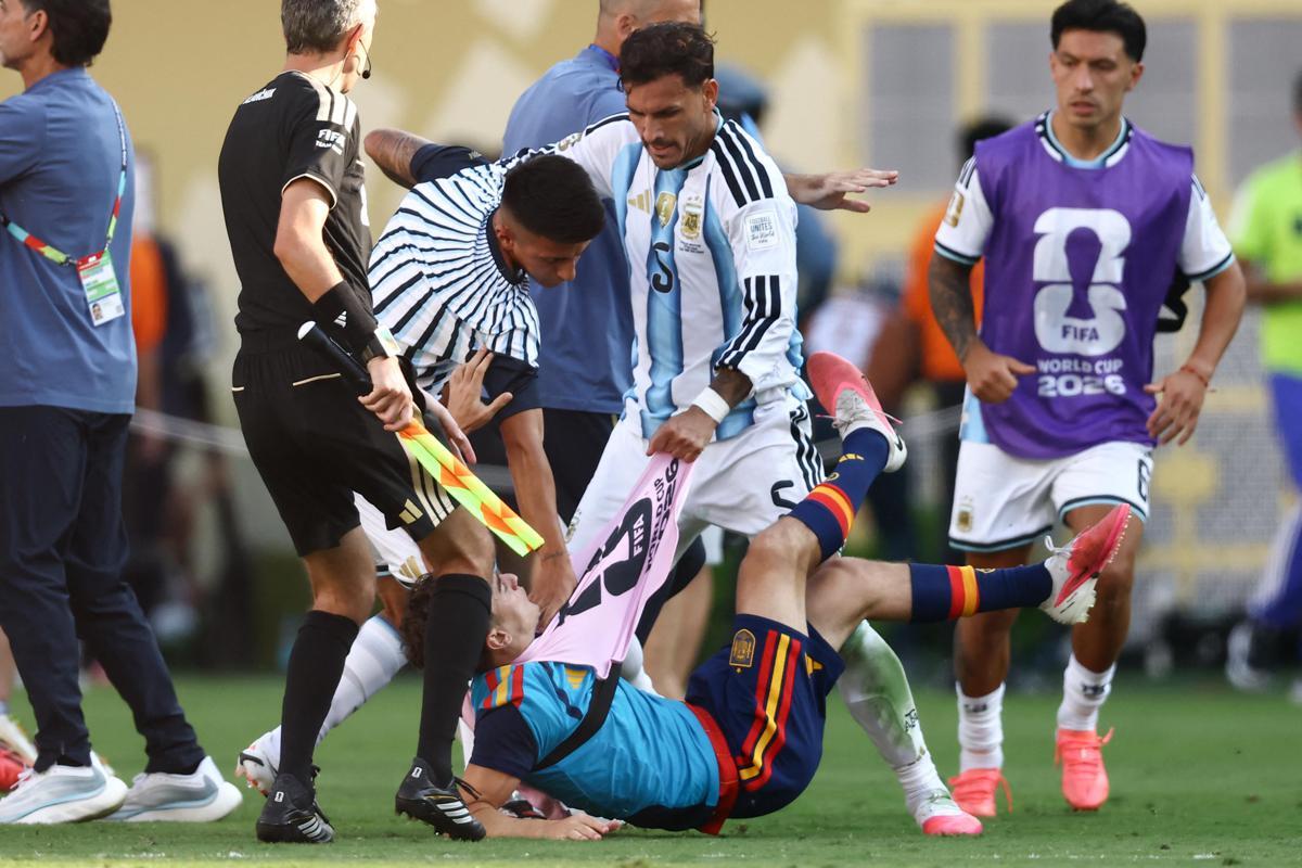 Mondiali, follia Paredes dopo finale: rissa ed espulsione. E Otamendi litiga con Rodri - 