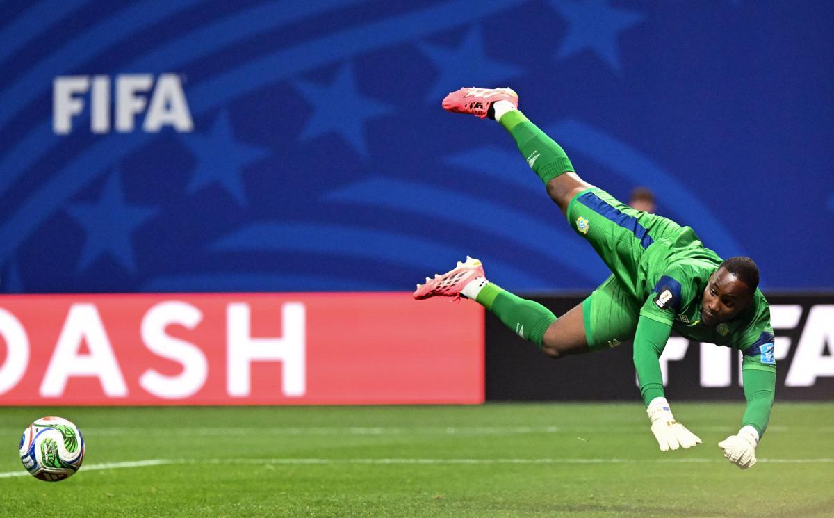 Mondiali, Mpasi show nel primo tempo contro l'Inghilterra: chi è il portiere del Congo - 