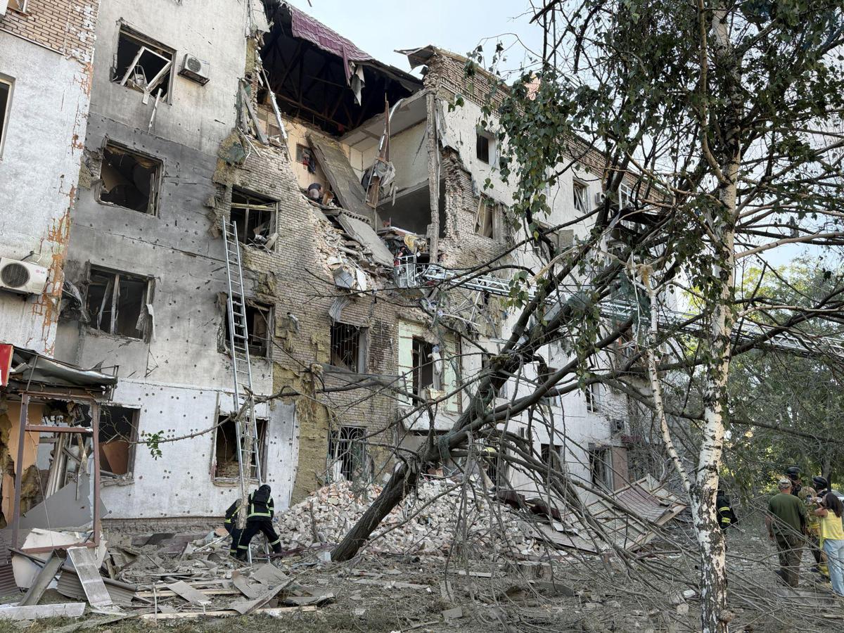 Ucraina, attacchi russi a Zaporizhzhia e Kharkiv: 6 morti. Kiev colpisce deposito petrolio - 