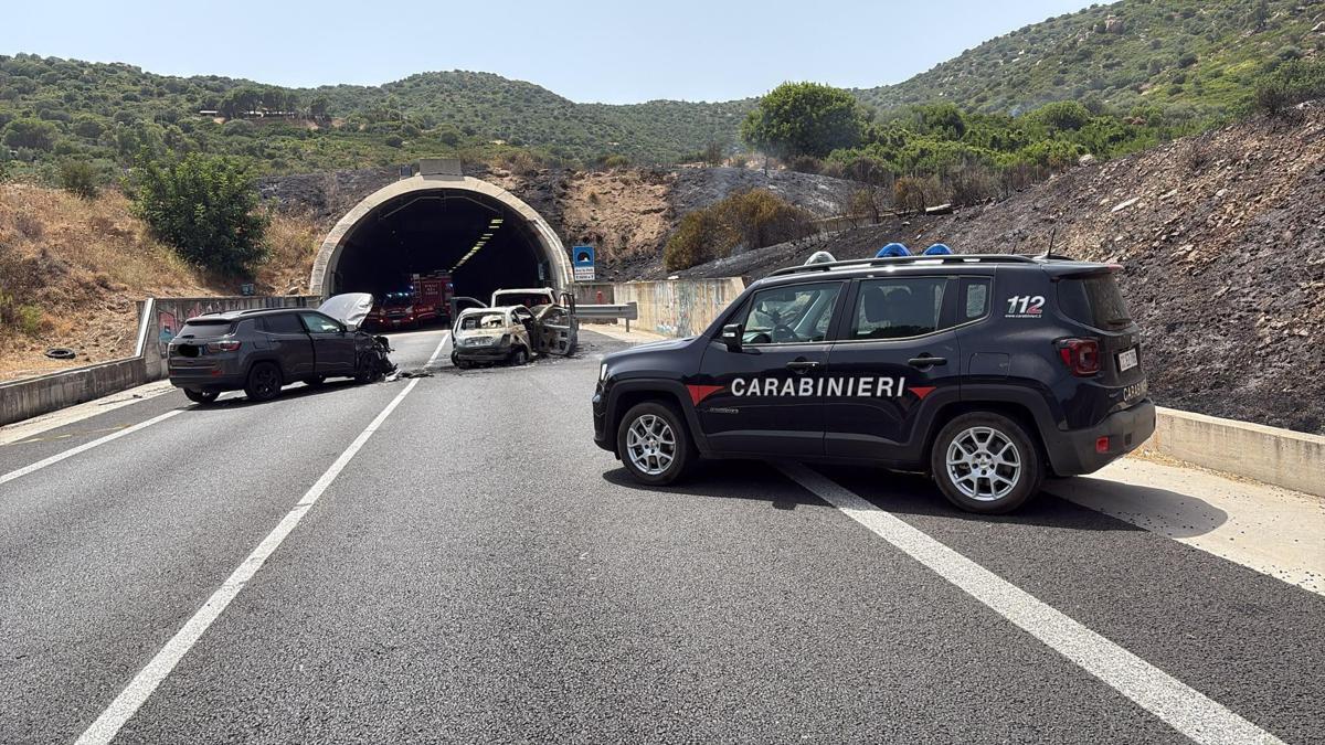 Scontro con due auto in fiamme nel Cagliaritano, un morto e nove feriti - 