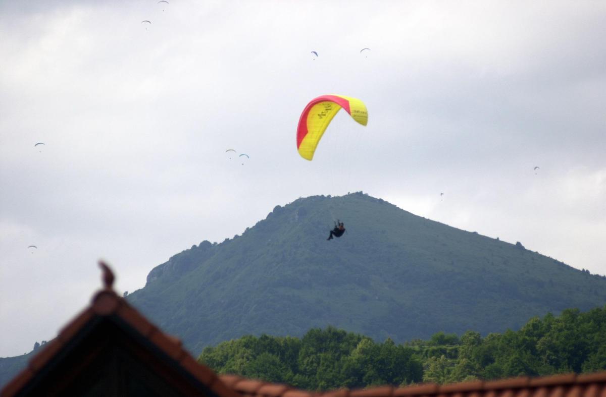 Tarzo, pilota di parapendio si schianta al suolo: morto 53enne - 