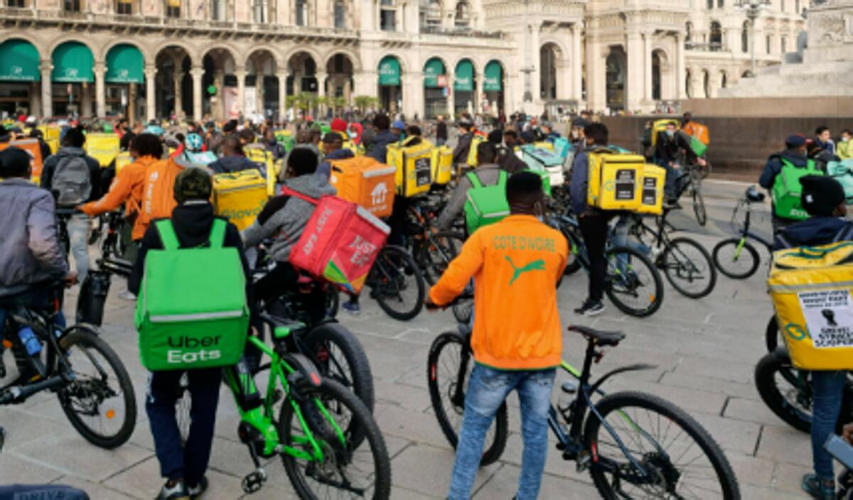 Milano ferma i rider nelle ore roventi: "Ma noi restiamo senza reddito" - 