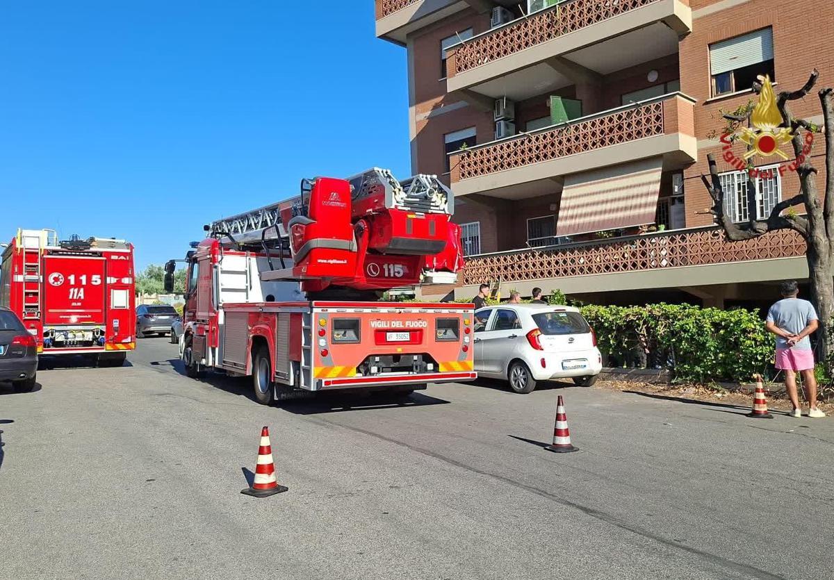 Roma, incendio a via Chiusdino: quattro persone in ospedale dopo aver inalato fumo - 