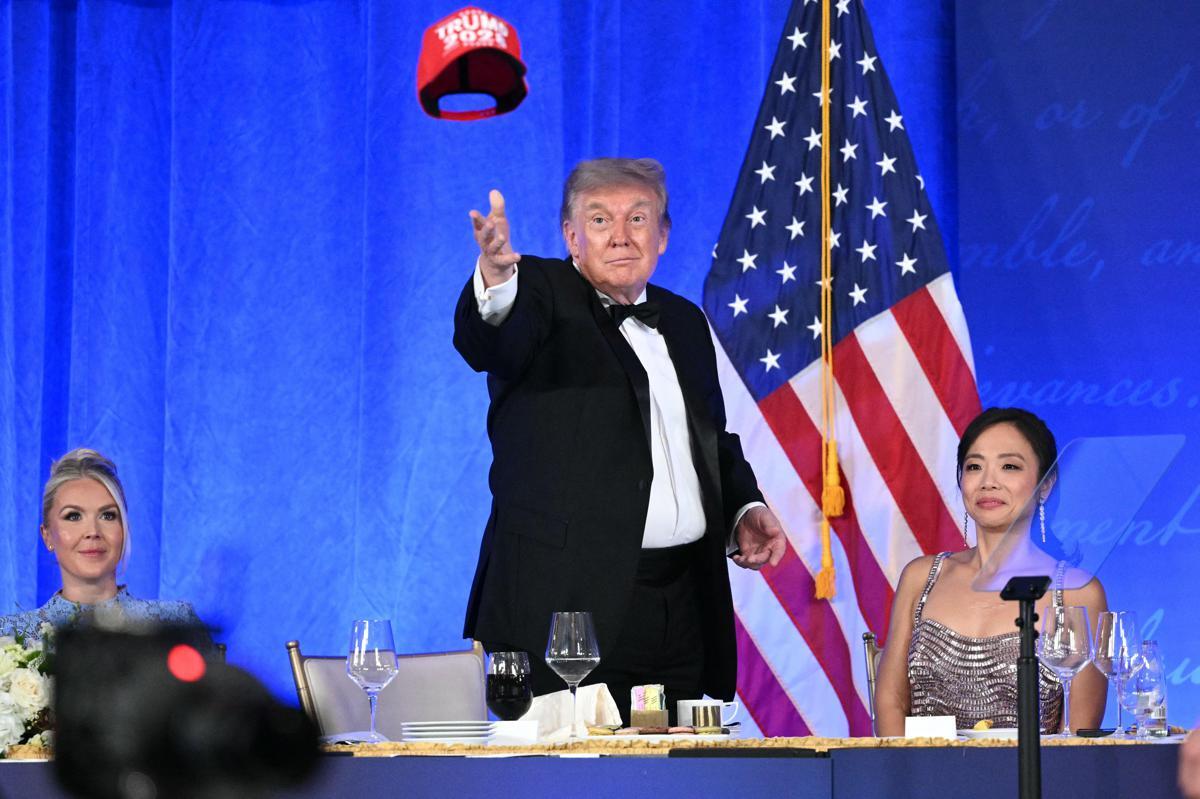 Trump e l'annuncio con il cappellino rosso: "E' mia intenzione candidarmi alle presidenziali 2028" - 