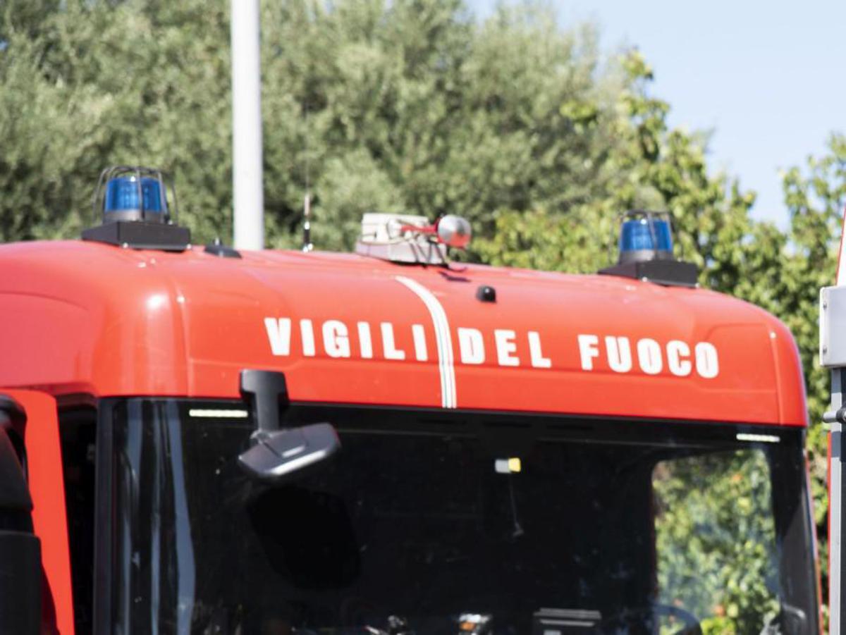 Lodi, auto avvolta dalle fiamme: trovata una persona morta all'interno - 