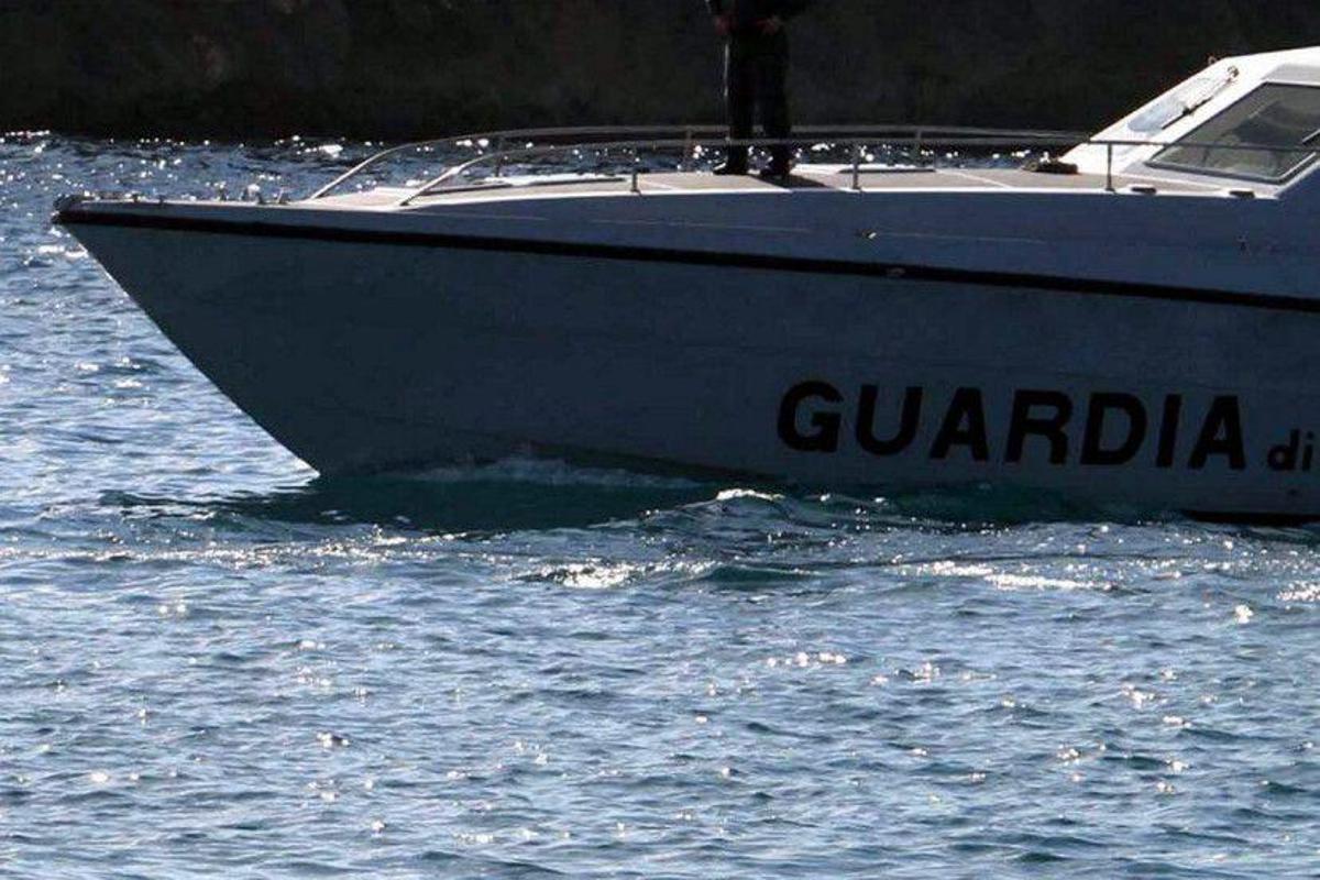 Bimba si tuffa da catamarano e si ferisce alla testa, salvata nelle acque davanti a Palmarola - 