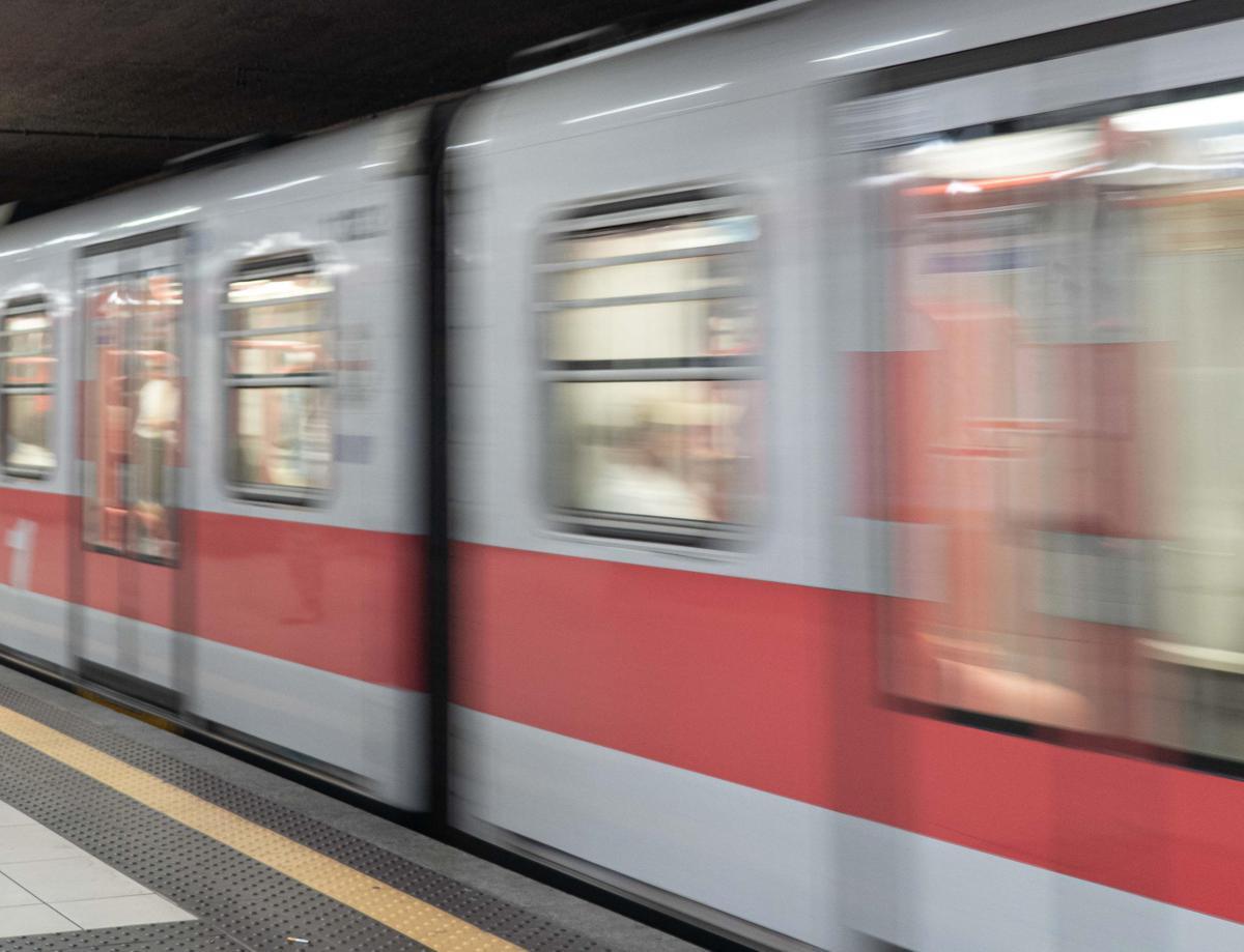 Ragazza sfregiata in metro a Milano, pm chiede carcere per 27enne - 