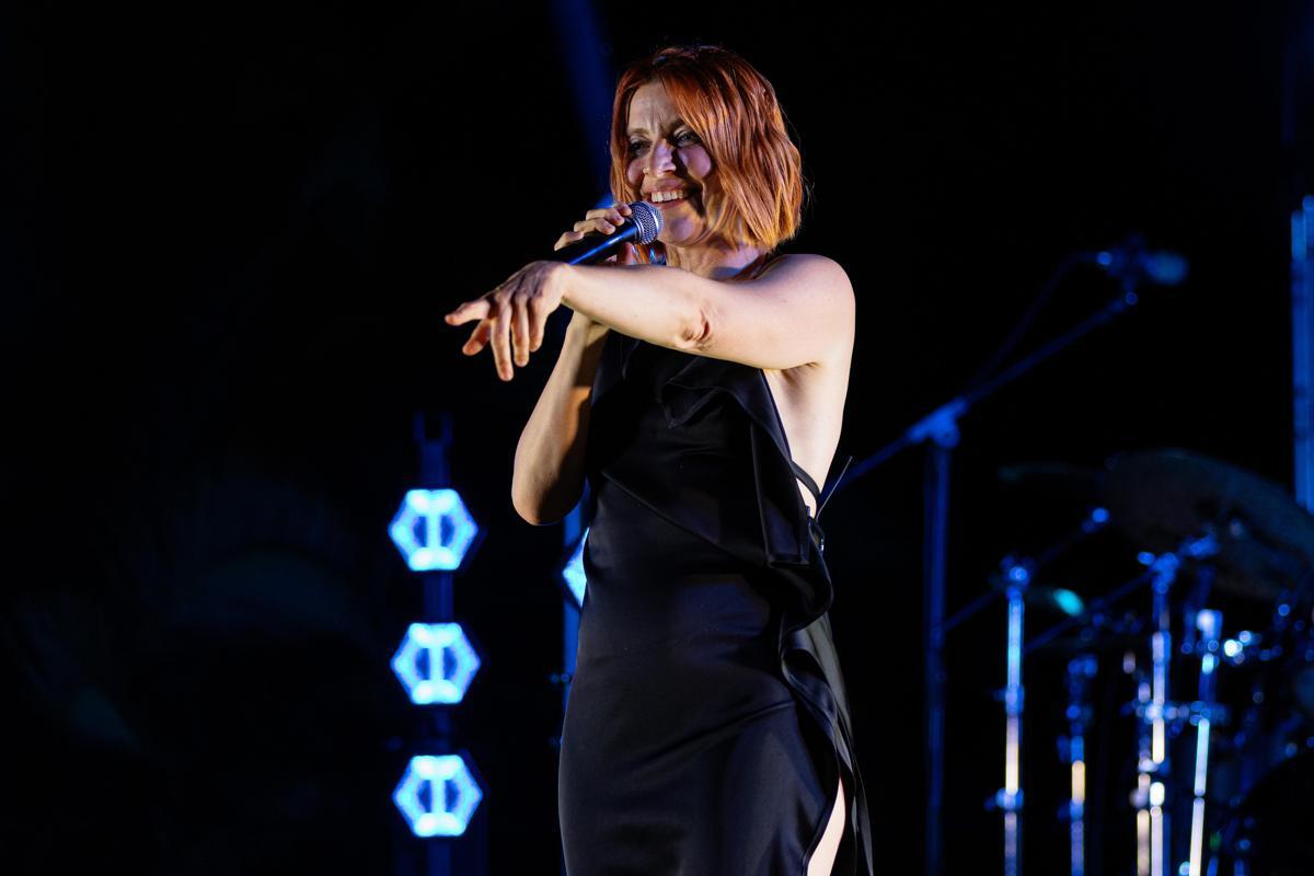 Noemi, paura durante concerto: cade dal palco e finisce in ospedale - 