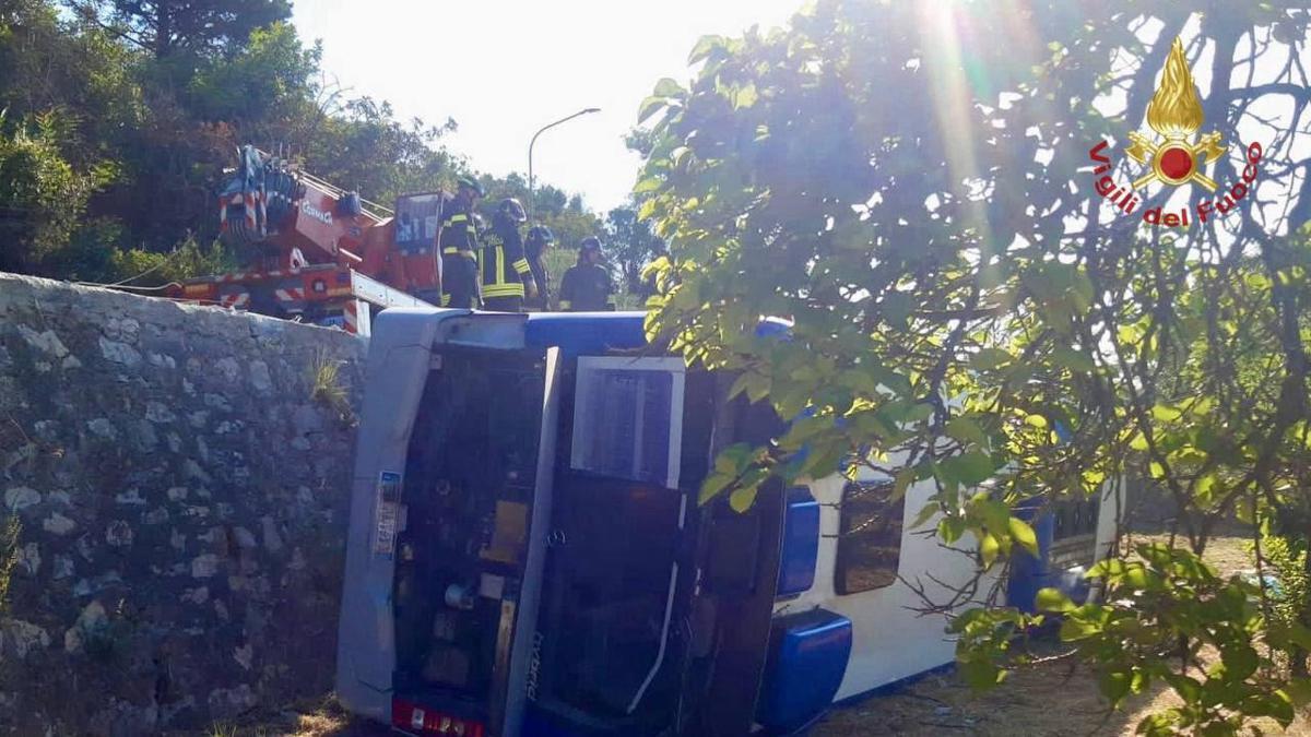 Autobus finisce fuori strada, morto un passeggero e due feriti vicino Formia - 
