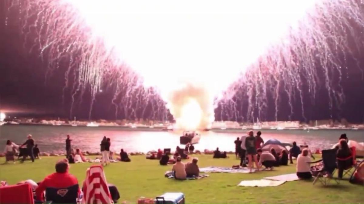 4 luglio negli Usa, i fuochi si accendono tutti insieme: la maxi esplosione - Video - 