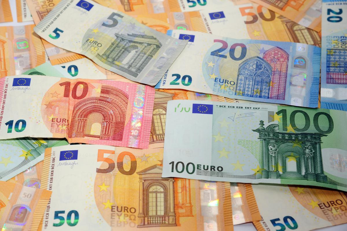 Trova 110mila euro in un cassetto: "Erano su libretti di risparmio di 50 anni fa" - 