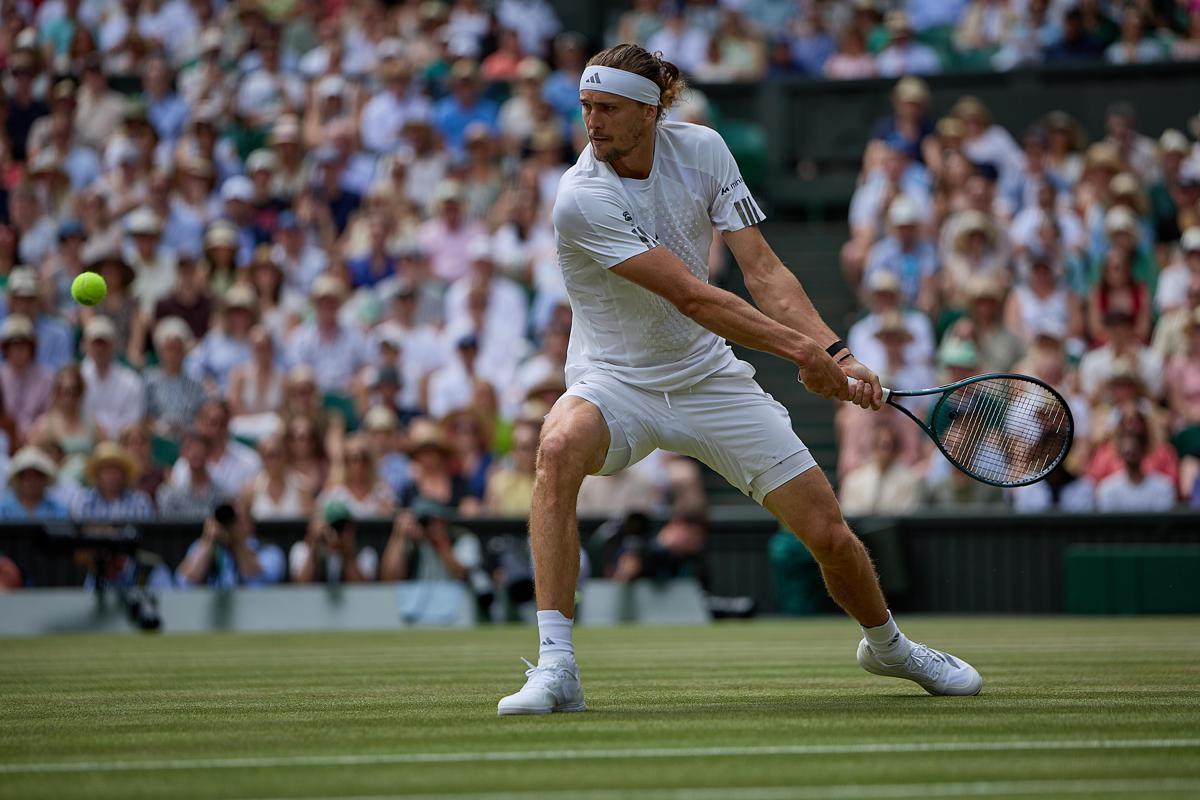 Wimbledon, paura Zverev: cade e resta a terra, lo aiuta... Sinner - 