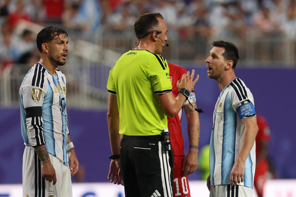 Argentina-Svizzera, rigore non dato e rosso a Embolo: proteste ai Mondiali - 