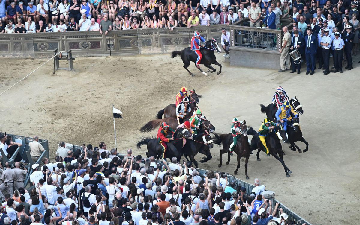 Palio di Siena rinviato per maltempo, si corre domani venerdì 3 luglio - 