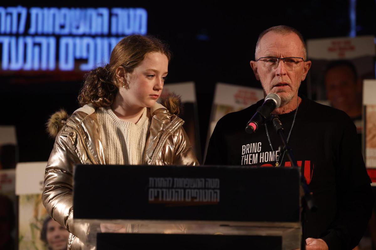 Israele ricorda il 7/10, padre dell'ostaggio Emily Hand: :"Mille giorni? A volte sembra ancora ieri" - 