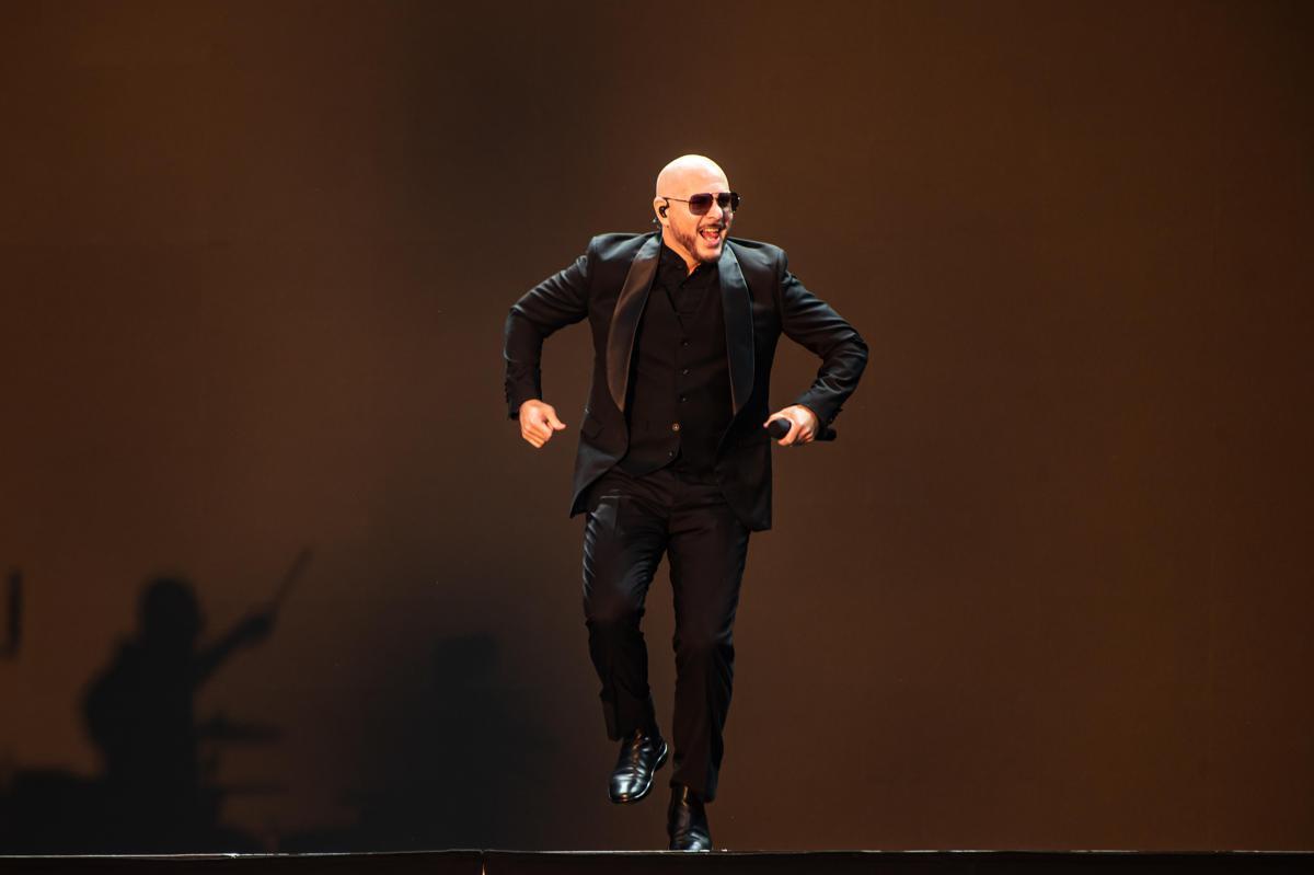 Pitbull canta davanti alla più grande folla di 'calvi' al mondo: il record - 