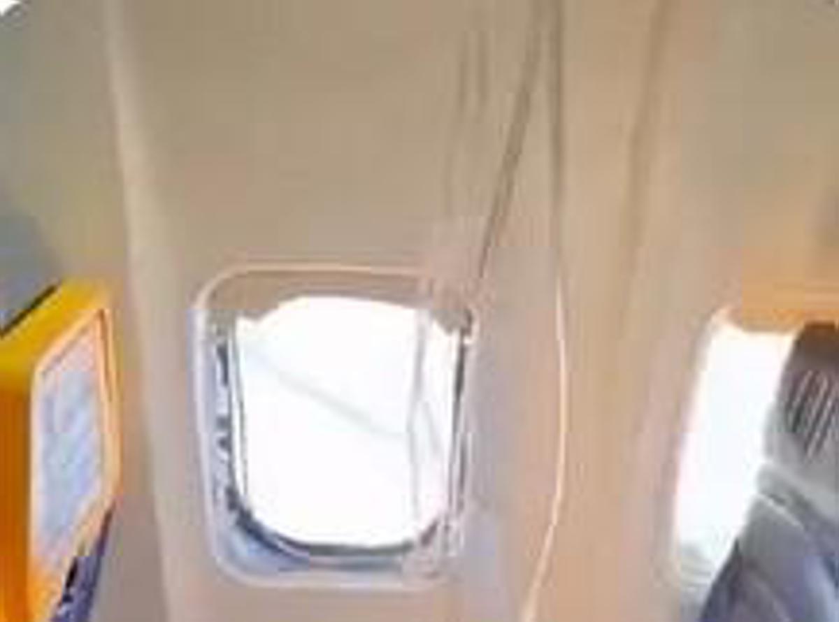 Paura su volo Ryanair, pezzi motore rompono finestrino e passeggero rischia di essere risucchiato - Video - 