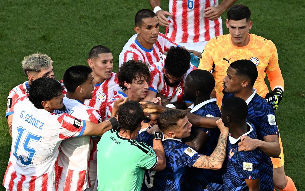 Paraguay-Francia, rissa in campo e Mbappé chiede un rosso - 