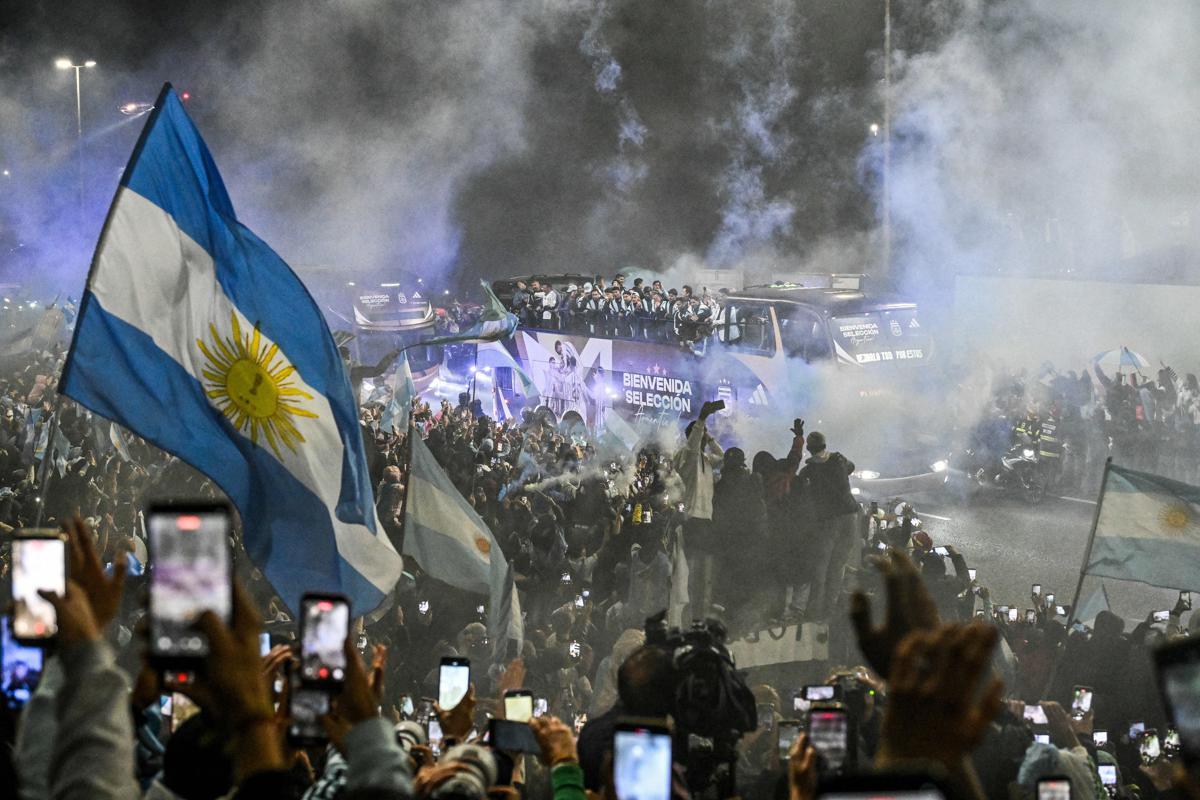 Mondiali, l'Argentina rientra a Buenos Aires senza festa e senza Messi dopo il ko in finale - 
