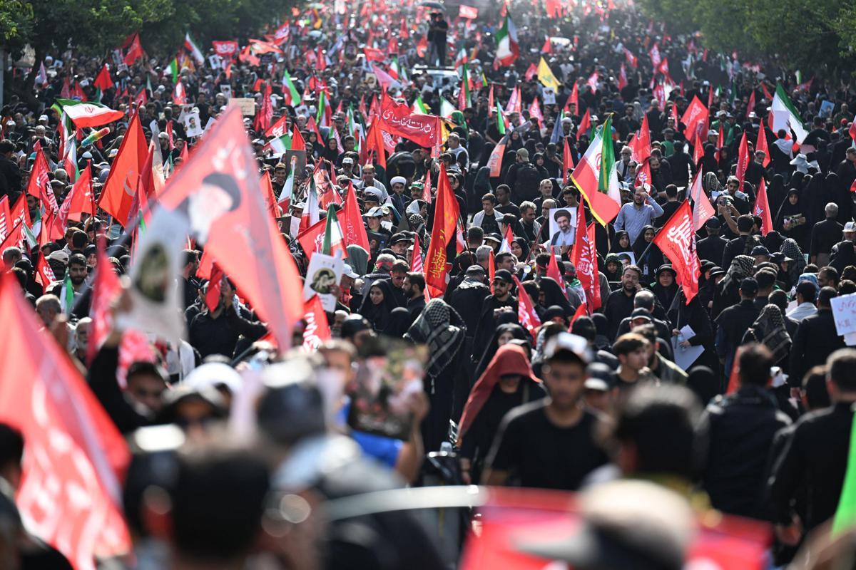 Iran, iniziata a Teheran processione per funerali di Khamenei - 
