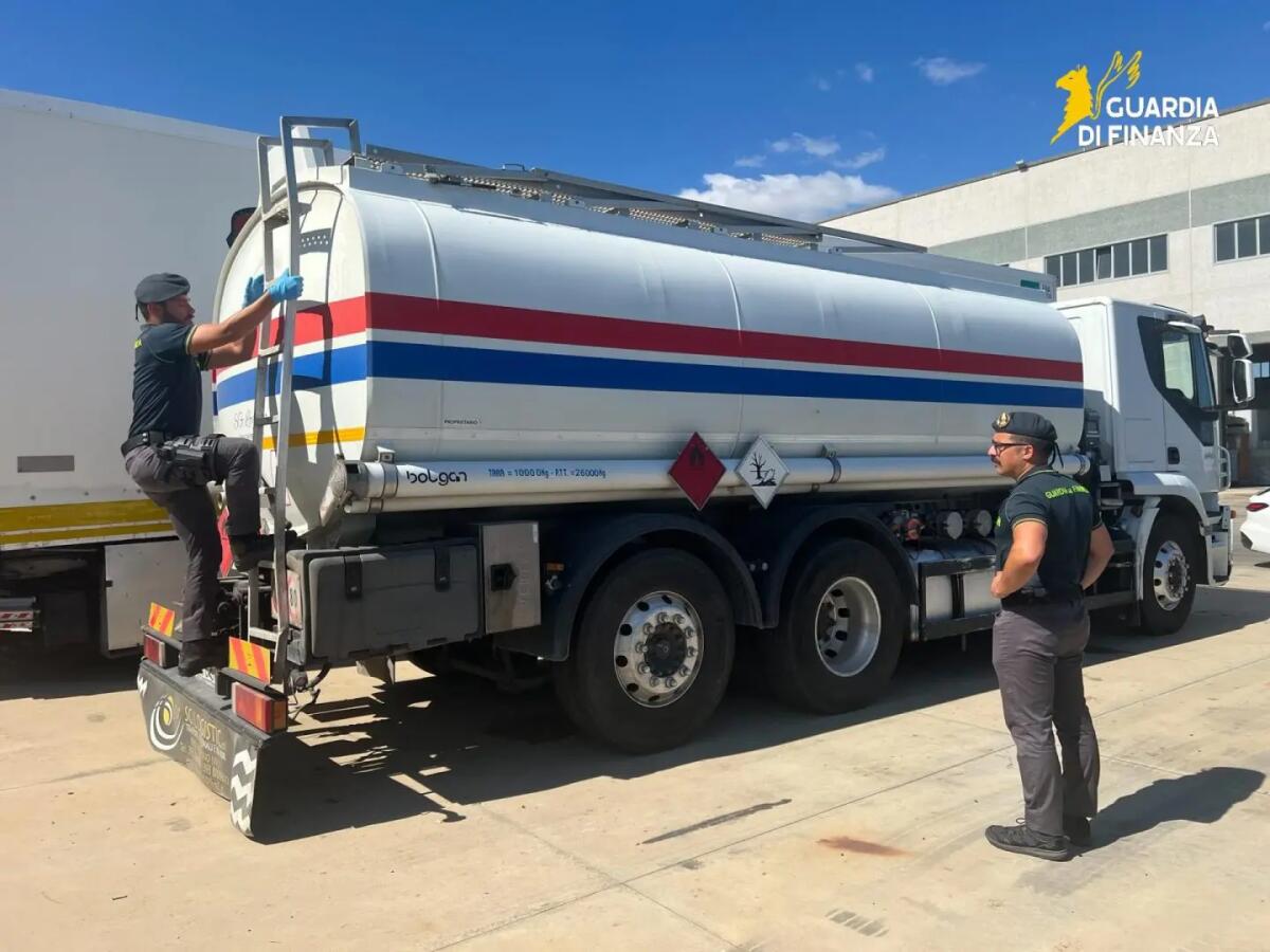 Vibo Valentia, sequestrata autobotte con carburante irregolare: due denunciati - 