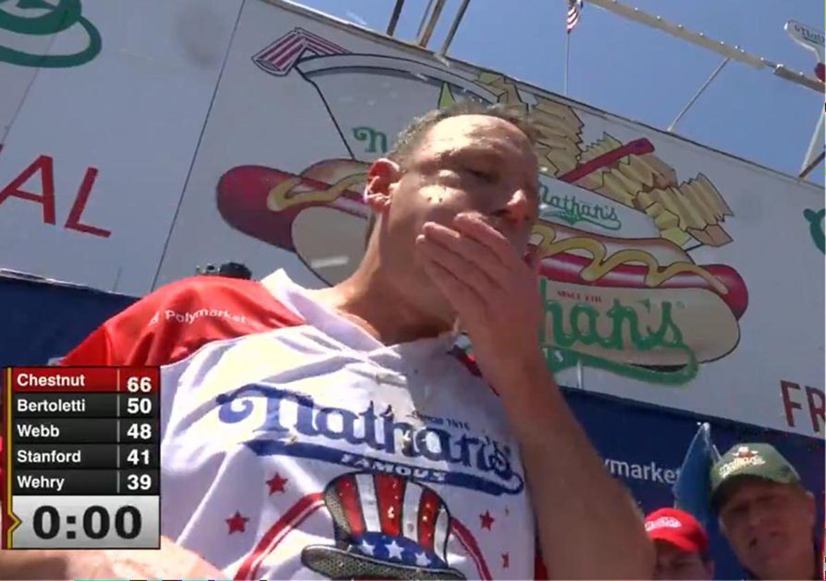 Mangia 66 hot dog in 10 minuti, Chestnut è ancora il re del 4 luglio - Video - 