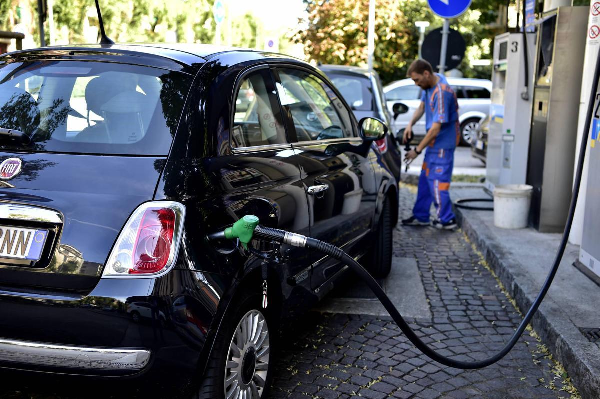 Prezzi carburanti, proseguono i rialzi: benzina in autostrada sopra 2 euro - 
