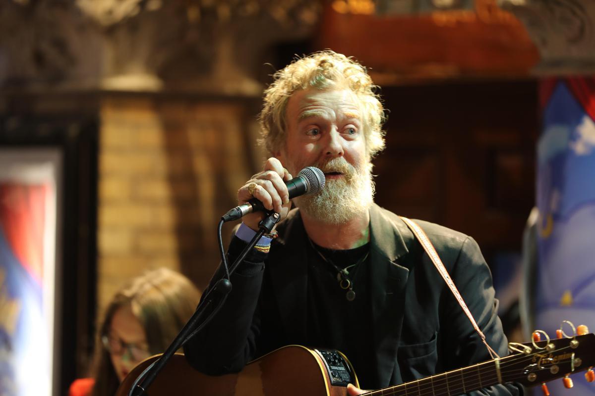 Addio a Glen Hansard, il cantautore premio Oscar morto in un incidente in moto - 