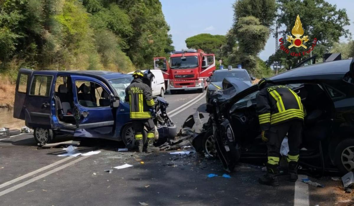Incidente a Roma, scontro fra due auto in via Appia: un morto e due feriti - 