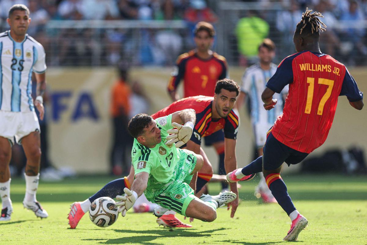 Spagna-Inghilterra, gol annullato a Nico Williams e proteste in finale Mondiali - 
