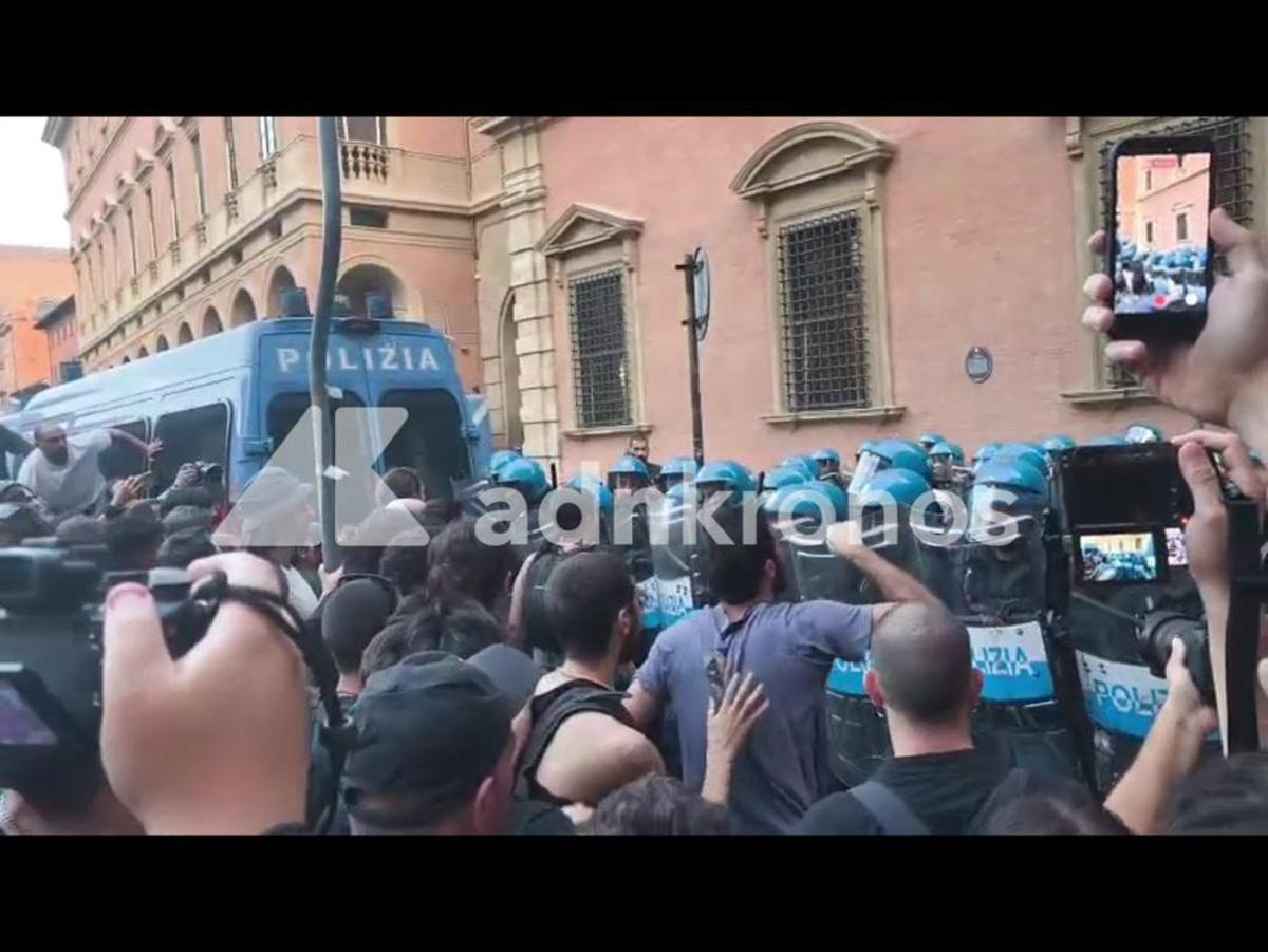 Bologna in piazza per Fakir, scontri manifestanti-agenti e idranti sulla folla - Video - 