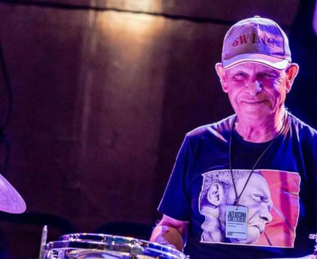 Addio a Gianni Cazzola, il batterista muore a 88 anni mentre suona sul palco - 