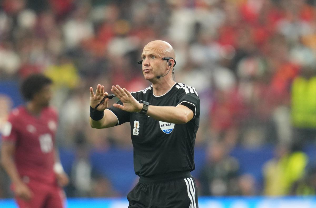 Si ritira l'arbitro Taylor 'incubo dei romanisti': "Pressione intensa e attenzione costante" - 