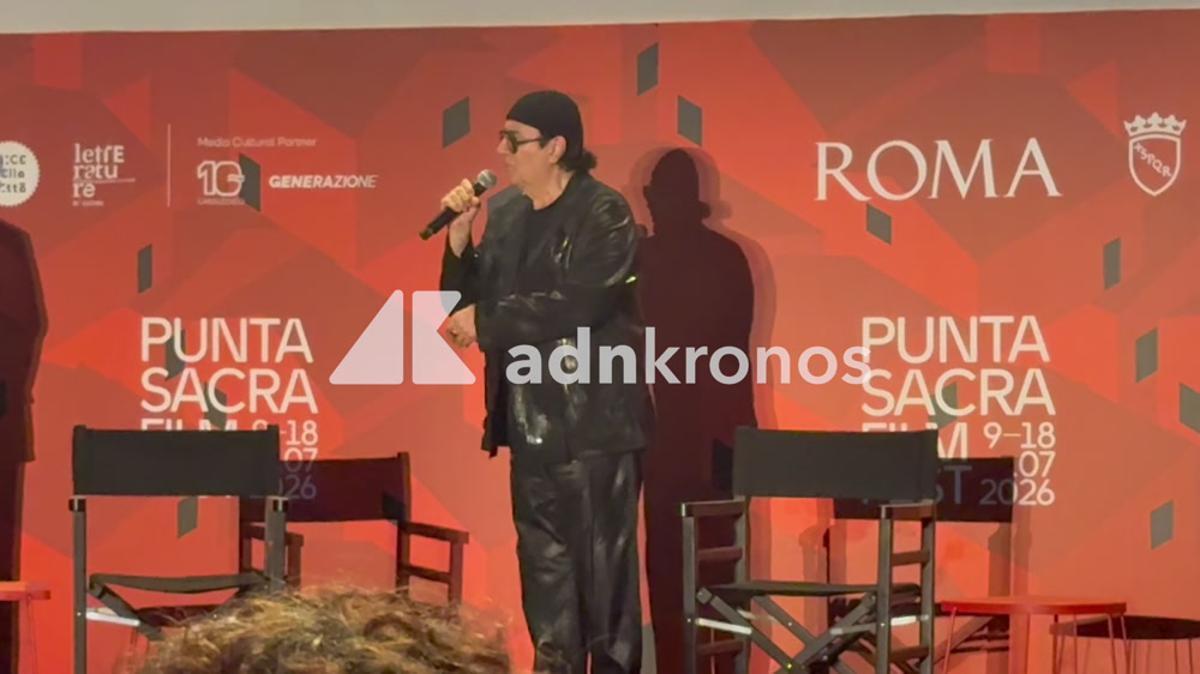 Renato Zero porta 'Ciao Nì' all'Idroscalo di Ostia: "C'è la mia sfrontatezza di aver sfidato case discografiche, sono come il cinto per l'ernia" - 